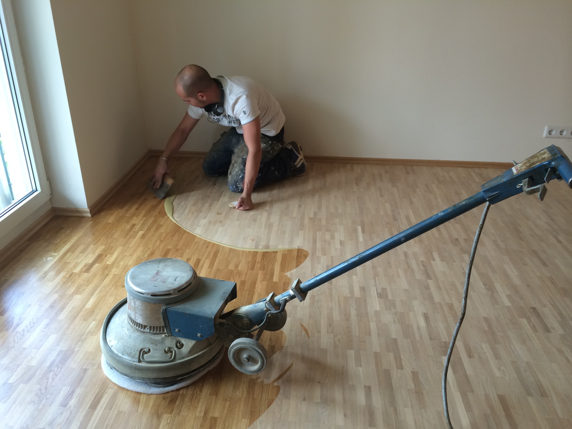 Parkett ölen und versiegeln München – Parkett Schiszler bei der Arbeit